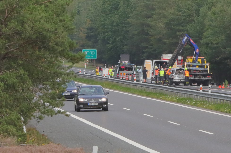 Nehoda kapely Mirai zablokovala provoz na dálnici D4