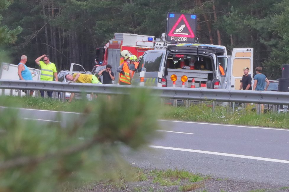 Nehoda kapely Mirai zablokovala provoz na dálnici D4