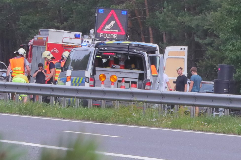 Nehoda kapely Mirai zablokovala provoz na dálnici D4.