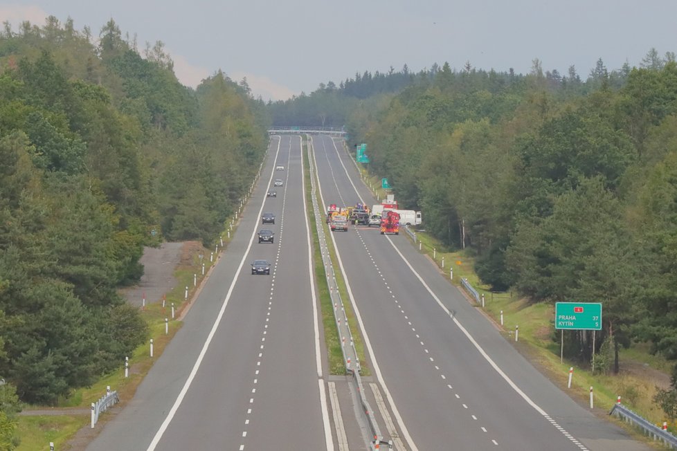 Nehoda kapely Mirai zablokovala provoz na dálnici D4.