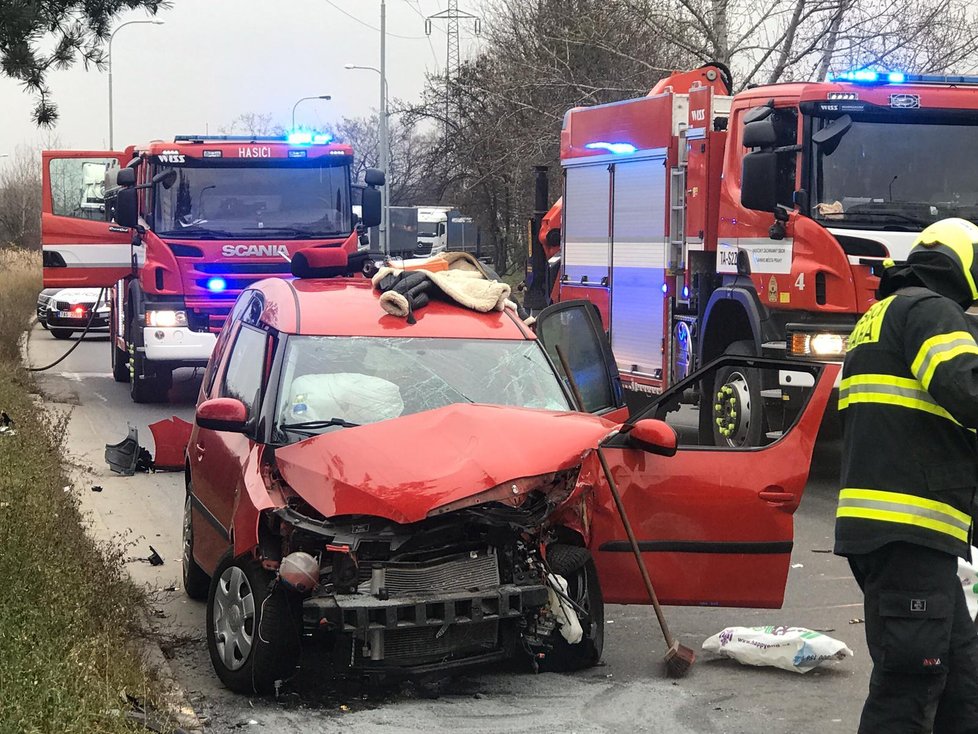 V ulici Mírového hnutí na Chodově se 12. prosince 2019 srazila dvě auta.