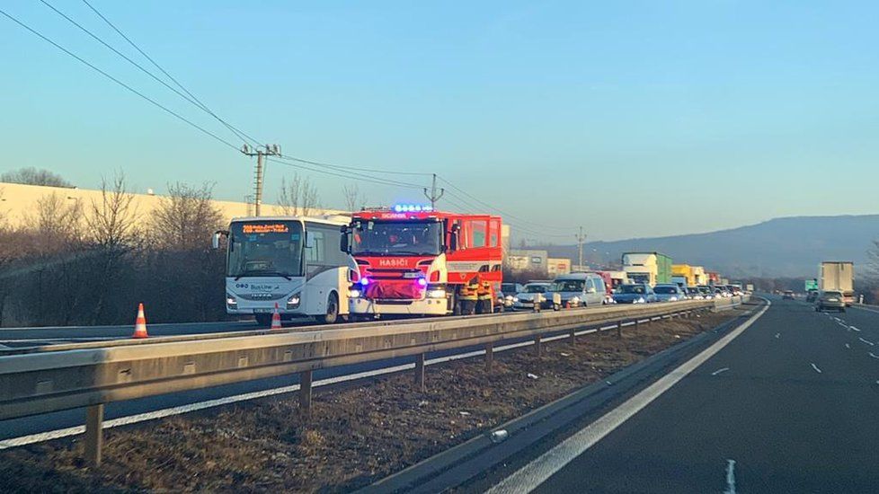 Uzavřená dálnice D10 na 46. kilometru ve směru na Prahu u Mladé Boleslavi