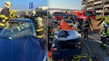 Tragická nehoda v Mladé Boleslavi: Zaklíněnému řidiči nepomohl ani okamžitý zásah záchranářů