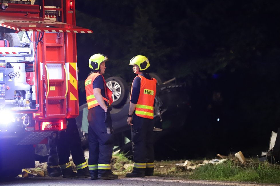 K vážné dopravní nehodě došlo v ulici Mladoboleslavská. Auto skončilo na střeše (12. srpna 2021).