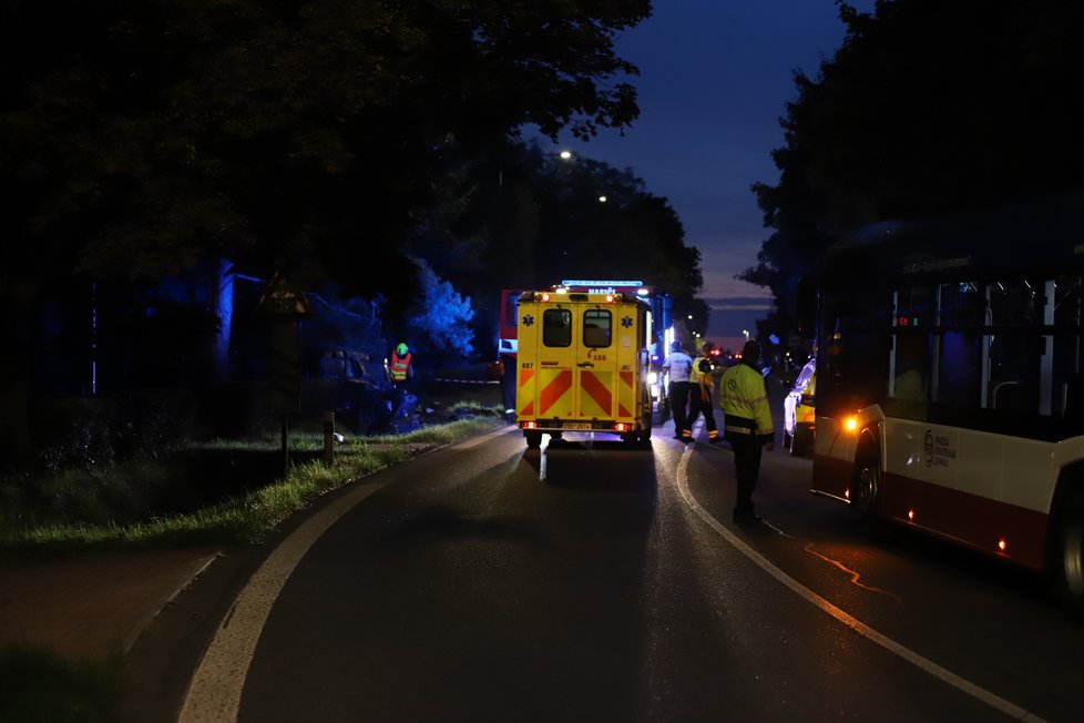 K vážné dopravní nehodě došlo v ulici Mladoboleslavská. Auto skončilo na střeše (12. srpna 2021).