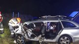 Těžká nehoda: Zranili se čtyři mladí lidé! Řidička asi usnula, auto narazilo do zídky