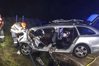 Těžká nehoda: Zranili se čtyři mladí lidé! Řidička asi usnula, auto narazilo do zídky