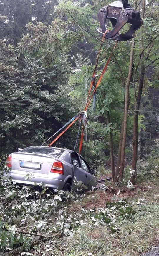 Dvacetiletý řidič vyjel ze silnice, sjel ze svahu a skončil mezi stromy u železniční trati.