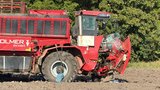 Tragická nehoda u Mochova: Zemědělský stroj vjel do protisměru! Sešrotoval dodávku i automobil