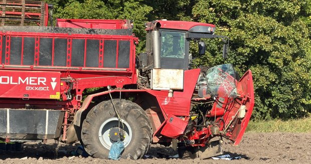 Tragická nehoda u Mochova: Zemědělský stroj vjel do protisměru! Sešrotoval dodávku i automobil