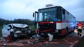 Autobus se čelně střetl s osobním autem.