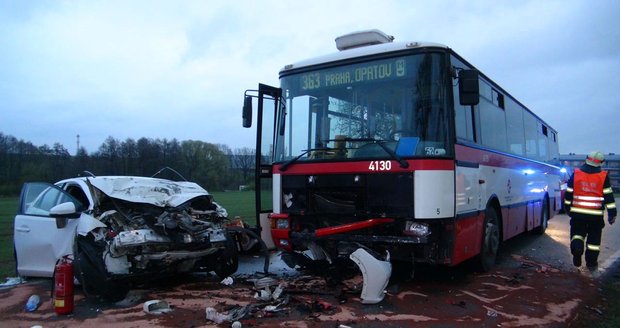 Autobus se v Žatci střetl s osobákem: Řidička (†18) na místě zemřela