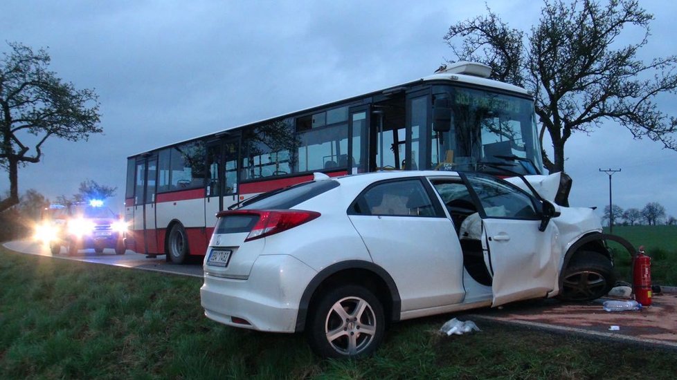 Autobus se čelně střetl s osobním autem.