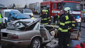 Hrozivá nehoda na Modřanské - jaguár narazil do zaparkovaných aut. 10. 1. 2019