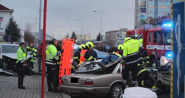 Hrozivá nehoda na Modřanské - jaguár narazil do zaparkovaných aut. 10. 1. 2019