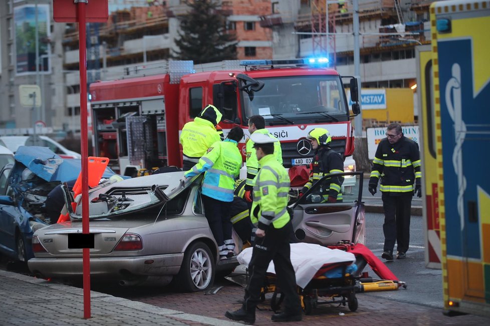 Hrozivá nehoda na Modřanské - jaguár narazil do zaparkovaných aut. 10. 1. 2019