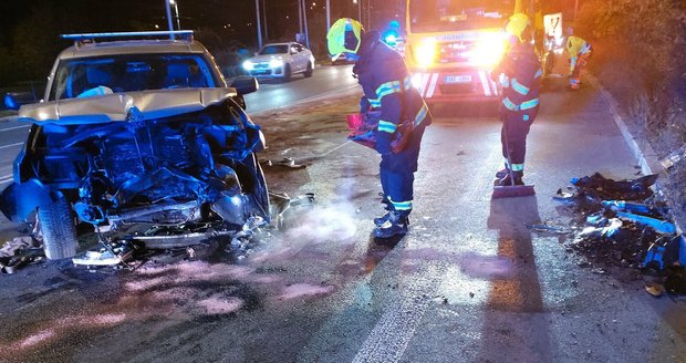 Pražští hasiči zasahovali u nehody v Modřanech.