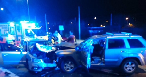Děsivá nehoda v pražských Modřanech: Řidič to napasoval do druhého, oba skončili v nemocnici