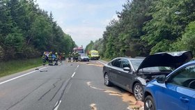 U Moravské Třebové se srazila tři auta a náklaďák: Tři mrtví, jeden vážně zraněný