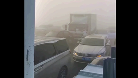 Na mostě v Číně se v husté mlze srazilo více než 200 vozidel.