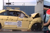 Nikola (†21) se zabila ve VW Beetle: Je bezpečný? Podívejte se na crash test