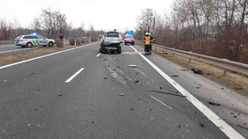 Vážná nehoda na Mostecku si vyžádala tři zraněné.