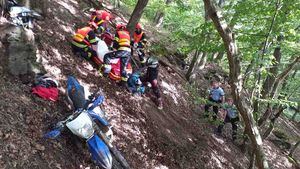 Motorkář doplatil na jízdu v lese: Záchranáři se k němu dostávali jen složitě