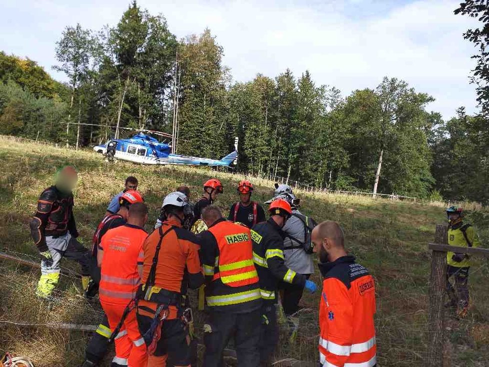 Těžký zásah si připsaly v nedělí v 10 ráno jednotky integrovaného záchranného systému. U Olšan na Vyškovsku havaroval v těžkém terénu motorkář.