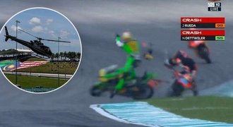 Děsivý karambol v zaváděcím kole Moto3: Zástavy srdce! Děsivý karambol v zaváděcím kole Moto3: Zástavy srdce!