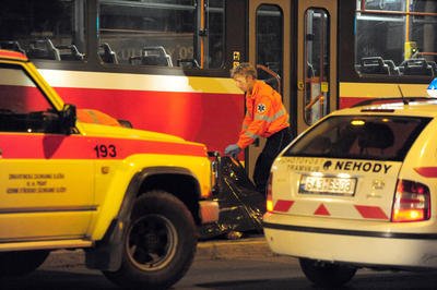 Nehoda ve stanici Motol: Muž se zaklínil pod tramvají