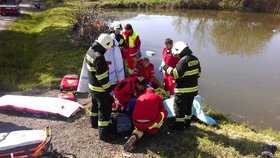 Motorkář spadl po nehodě do rybníka: Ve vážném stavu ho uvedli do umělého spánku