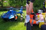 Hrůza u Berouna: Motorkář spadl i se strojem do příkopu s vodou.