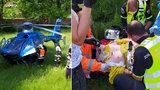 Motorkář u Berouna spadl i se strojem do potoka: Při nehodě přišel o nohu, život mu zachránili svědci 