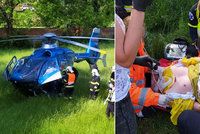 Motorkář u Berouna spadl i se strojem do potoka: Při nehodě přišel o nohu, život mu zachránili svědci