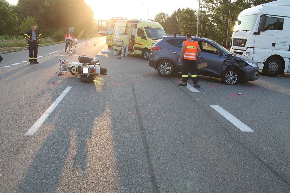 Nehoda motocyklu a osobního auta v Bzenci na Hodonínsku