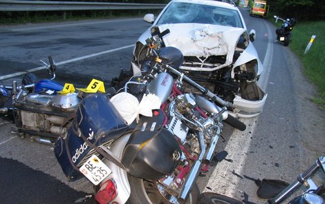 Řidič srazil čtyři motorkáře z osmi.