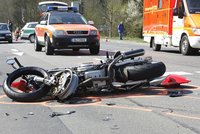 Kluk (15) na motorce ujížděl policii a boural: Má vážná zranění