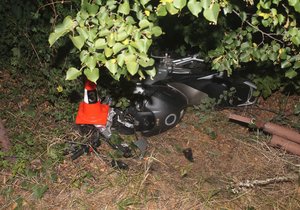 Motorkář nezvládl zatáčku mezi Lipovem a Loukou na Veselsku a narazil do stromu.