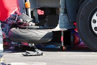 Tragická nehoda motorkáře u Bakova nad Jizerou: Skončil zaklíněný pod návěsem!