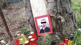 Pneumatika z motorky místo křížku: V místě Mirkovy nehody se objevil pomníček.