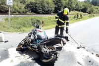 Motorkář zemřel při nehodě na Berounsku: Řidiči osobáku a dodávky se lehce zranili