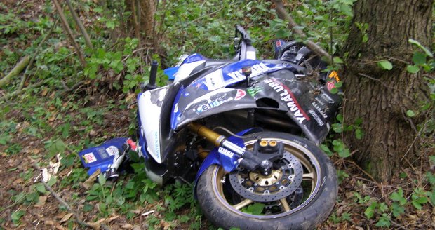 Motocyklista nejspíš nezvládl řízení, vyjel mimo silnici a narazil do stromu. Následkům těžkého zranění na místě podlehl. (Ilustrační snímek)