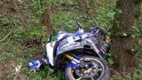 Motorkář zemřel na Znojemsku po nárazu do stromu: Neměl helmu ani řidičák