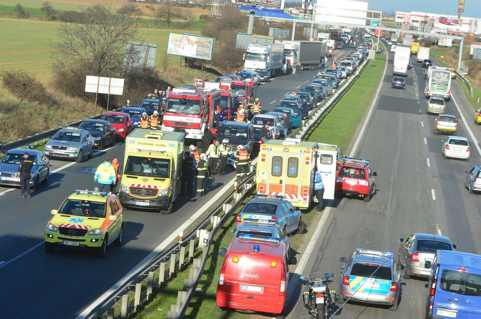 Na silnici v Novopacké ulici se bouralo. Pro zraněné přiletěl vrtulník.