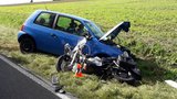 Německý senior (79) narval motorku do osobáku: Zraněná těhotná žena, malé dítě a čtyři další lidé