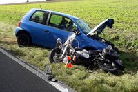 Německý senior (79) narval motorku do osobáku: Zraněná těhotná žena, malé dítě a čtyři další lidé