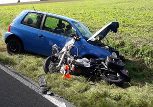 Neměcký senior (79) narval motorku do osobáku: Zraněná těhotná žena, malé dítě a čtyři další lidé