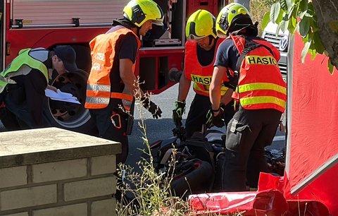 Smrt na silnici v Letňanech: Policie vyšetřuje tragickou nehodu motorkáře