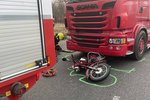 Motorkáře na Zličíně porazil kamion a vážně ho zranil.