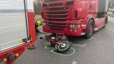 Kamion na Zličíně srazil motorkáře: Vážně zraněný řidič skončil v nemocnici